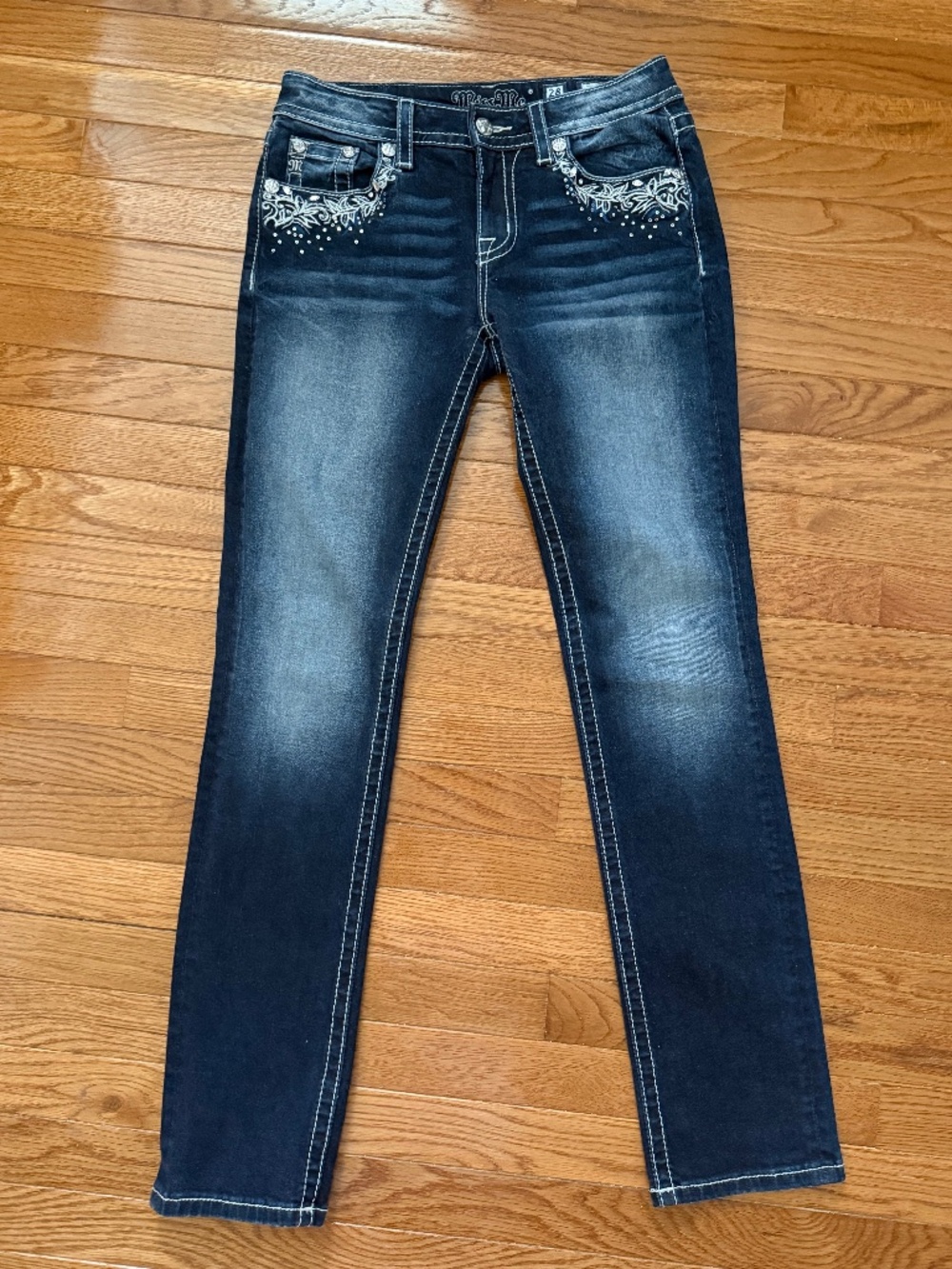 Miss Me Mid-Rise Straight Leg jean. Size 28. Excellent Condtion